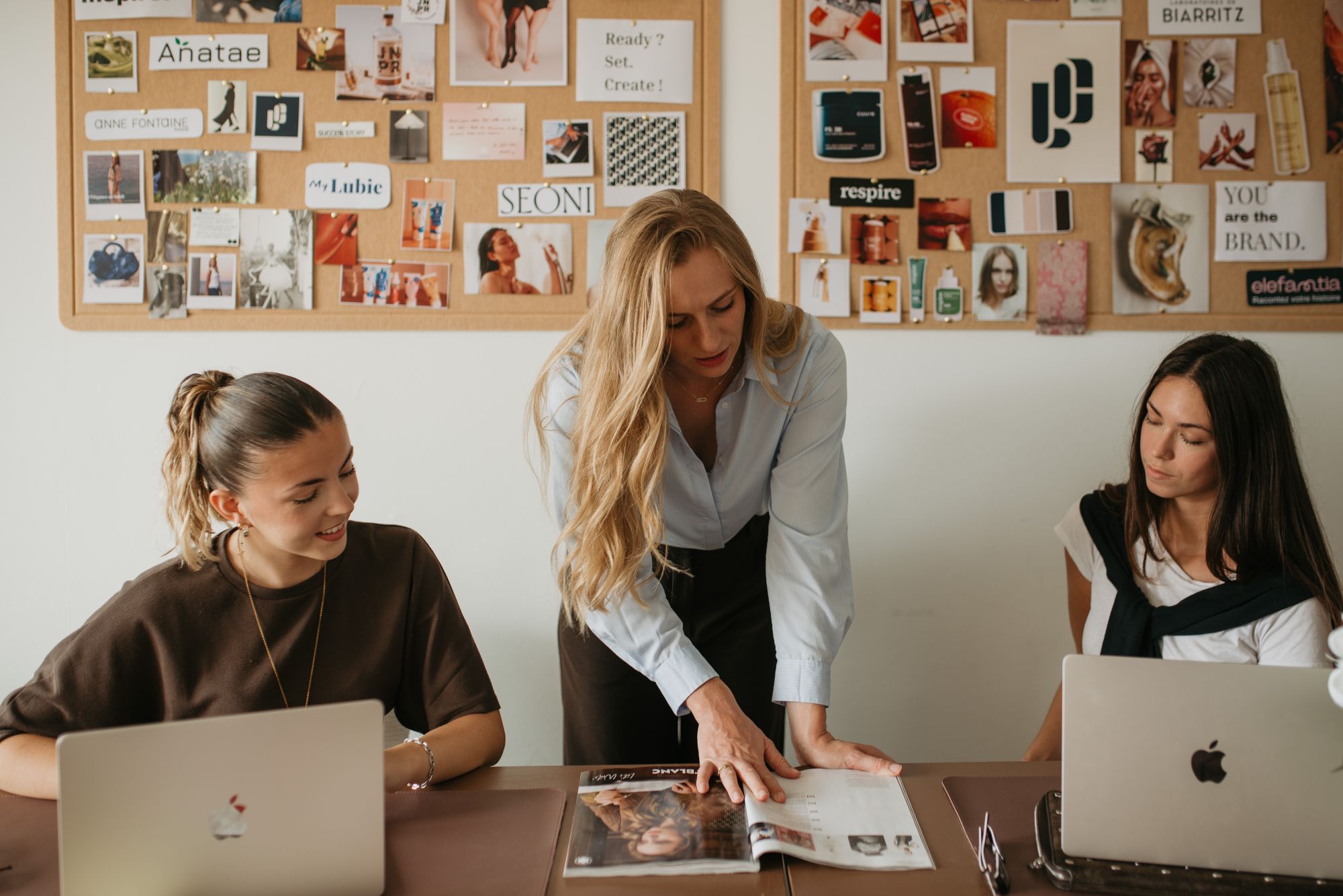 L'équipe Lorna Consulting devant les moodboards de ses marques clientes